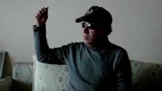 أحمد السنوسي (بزيز) يقلد القذافي