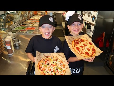 FAMILY FUN PACK TAKES OVER PIZZA STORE!!!