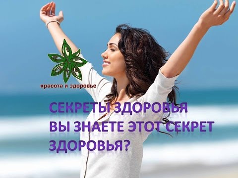 Счастливая девушка подняла руки в верх
