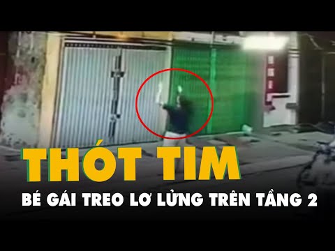 Thót tim một người đàn ông đỡ bé gái treo lơ lửng trên tầng 2
