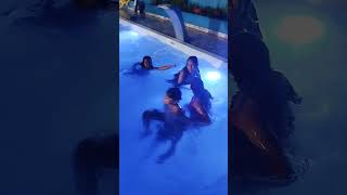 Tomando Banho De Piscina No Niver Da Prima Vitória