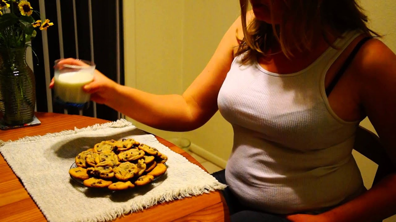 Chubby stuffs herself with cake expands fan photo