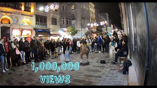 Taksim İstiklal Caddesi Darbukacı Sercan Gider Turist Twerk Show (Sokak müzisyen