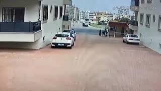 Şiddetli Rüzgârın Yaşlı Bir Kadını Savurdu