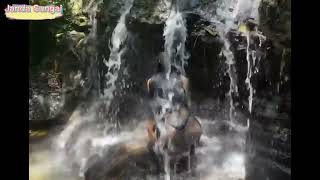 si tante mandi di air terjun kecil