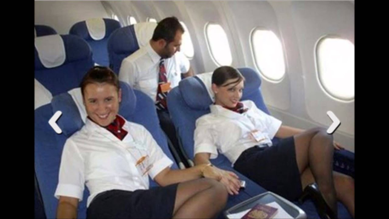 Две стюардессы с тату на теле не против группового траха в чулках