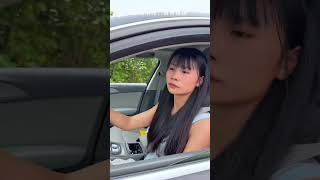 A Novice Female Driver Operates Like This When She Is Blocked On A Narrow Road