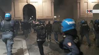 Guerriglia in piazza del Popolo