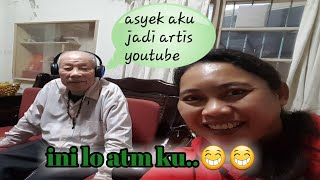 Duduk Santai Bersama Atm Ku, Temani Kakek Nyore Di Ruang Tamu