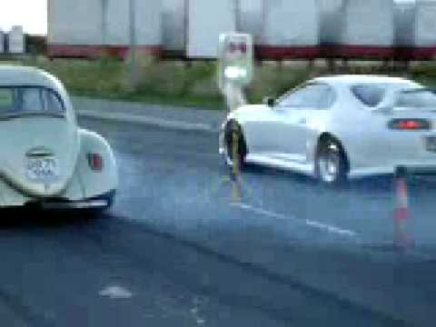 fast vw bug vs supra vocho rapido vs supra drag race arracon