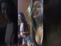 Cristina Buccino con la sorella Maria Teresa e le amiche in vacanza