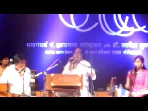 pt.hridaynath mangeshkar singing dayaghana and jivalaga.MOV