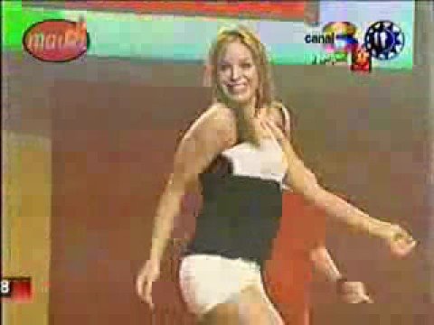 Paola bailando la cola less CASADOS CON HIJOS