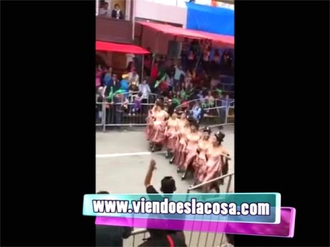 COREAN CONSIGNA DEL NO CUANDO ESPOSA DEL VICE PASA POR GRADERÍAS EN ENTRADA CARNAVAL ORURO 2016