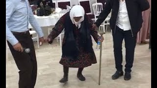 105 yaşındaki Sabayi nine, bastonuyla halay çekti