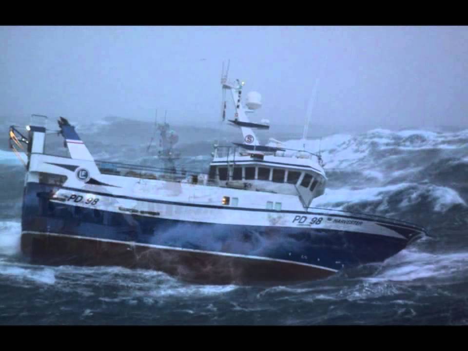 Terrifying images of fishing boat battered by 30ft waves ...