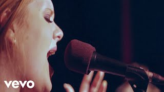 Клип Adele - Rolling In The Deep (live)