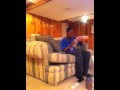 Black man drinks pineapple juice and pink lemonade kool-aid : TopVideos.com.br