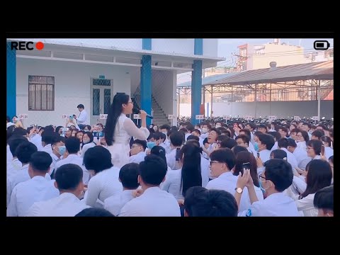 Phương Mỹ Chi xuất hiện bất ngờ trong buổi Lễ khai giảng, các em học sinh reo hò cổ vũ không ngớt