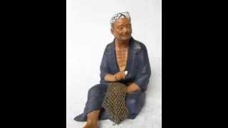 JAPANESE URASAKI STYLE FISHERMAN MENDING FISHING NET FIGURINE