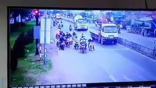 Video Xe Công Tai Ner đâm hàng loạt xe máy dừng đèn đỏ ở Long An