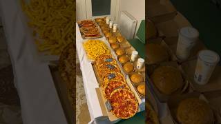 15 Hamburger 10 Pizza Sipariş Ediyor