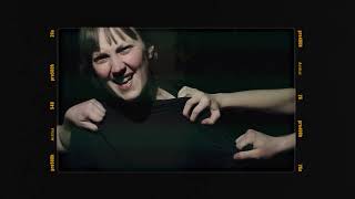 KOM VI LØBER: I kraven, i knoglen (Officiel Musik Video)