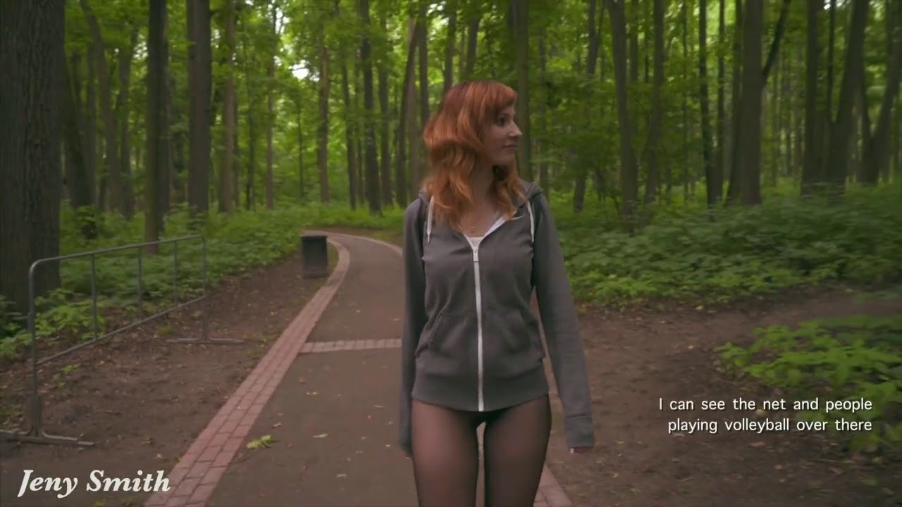 Жена в чулках и прозрачном белье прогуливается по лесу