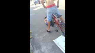 Menino Sendo Atropelado Por Uma Bicicleta
