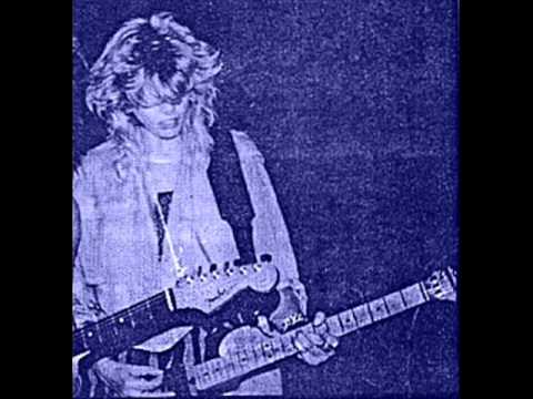 The band featured former GoGo's bassist Kathy Valentine on