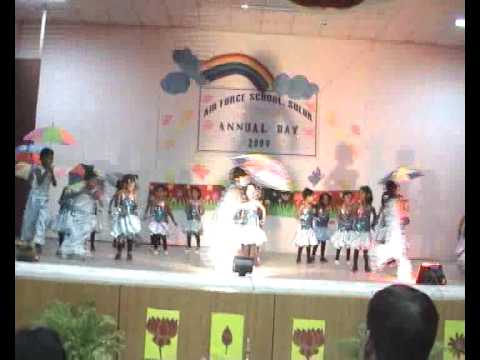 KOI LADKI HAI .... dance by LKG UKG kids in Air Froce school...