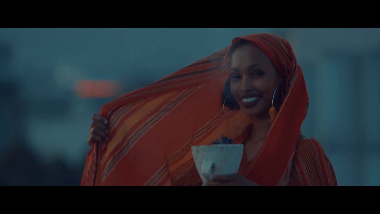 Негр из Сомали оттрахал рыжую красоту в синем прикиде в ее же комнате