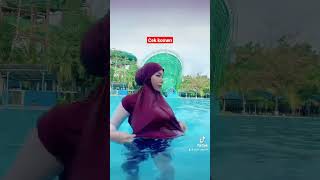 Ibu Ibu Hijab Toge Kolam Renang