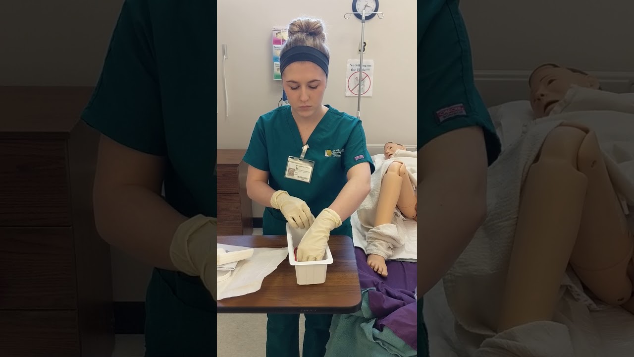 Немолодая медсестра вставила расширитель во влагалище 