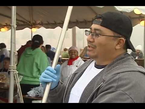 Familias latinas se preparan para recibir una comida gratis en el dÃa de acción de gracias.mov