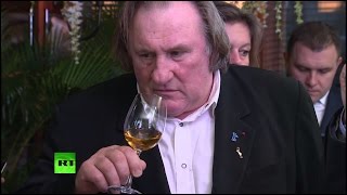 Крымские виноделы подарили Жерару Депардье коллекционное вино одного с актером возраста