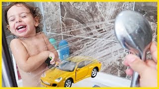 Yankı Bebek ve Oyuncak Arabalar Banyo Yapıyor l Bebek Banyosu l Prens Yankı