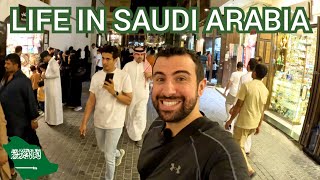 American Explores Saudi Nightlife At Jeddahs Famous Al-Balad Market