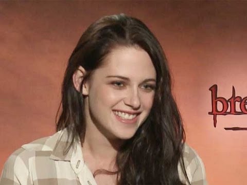  Kristen Stewart talks to ClevverTV about what the wedding dress 