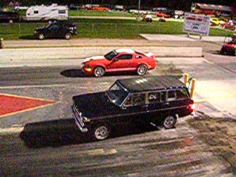 1976 Jeep Wagoneer vs GT500 Mustang drag race