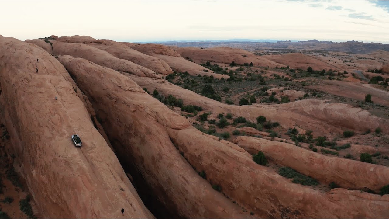 Grand Cherokee 4xe Trailhawk climbs Lion’s Back