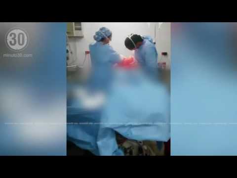 Un médico fue grabado cuando bailaba al ritmo de un hit de moda cuando operaba a un paciente en la sala de cirugía. Un médico fue grabado cuando bailaba al ritmo de un hit de moda cuando operaba a un paciente en la sala de cirugía.
