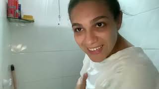 Leila TV - Tomando um banho camisa branca
