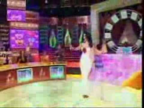 haifa wehbe // hassa ma bena fe haga (Live)