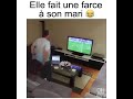 Un homme s'énerve sur sa télévision pour un match de foot