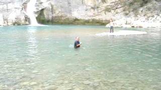 Carlos Baandose En El Salto