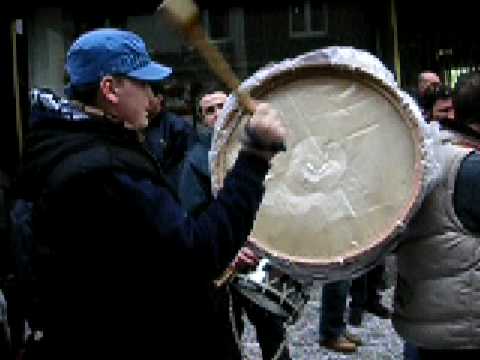 carnaval de nivelles 2009,christophe au tambour et lucas  Andre à la grosse caisse, cortège avec les  apertintailles 9