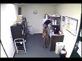 Telecamera nascosta la riprende mentre riempe il latte con le tette