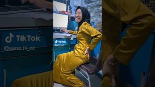 Hijab Goyang Sambil Duduk Di Kursi