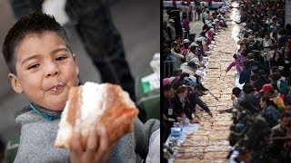 Parten monumental Rosca de Reyes en el Zócalo